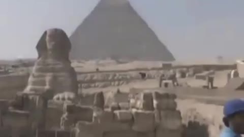 Strange UFO near Egyptian pyramid👽