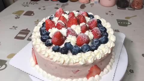 vlog daily, today's grandma's birthday, made a girly cake for her, hehehe