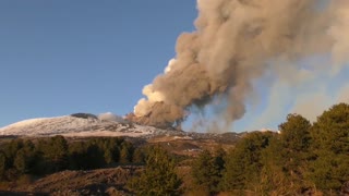 Italia cierra el aeropuerto de Catania por una erupción en el Etna