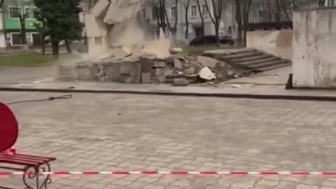 A stele monument to a Soviet soldier was dismantled.