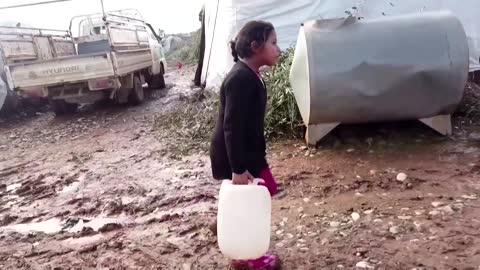 Syrian-Turkish border refugees suffer through cold