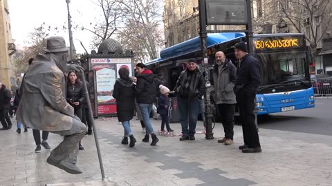 THE FLOATING HUMAN STATUE SCARY PRANK - Amazing Living Human Statue