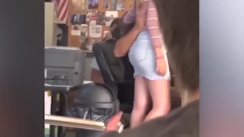Profesor snimljen kako dodiruje učenicu, njeni roditelji ga pravdali