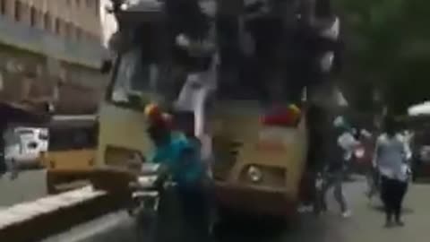 Funny Video which people Travelled on Bus