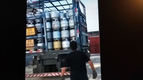 How you put propane tanks on the truck