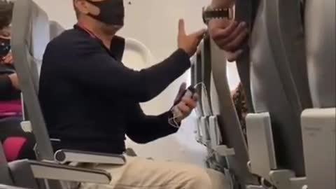 Cacciato dall'aereo perché senza mascherina
