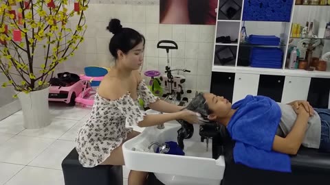 Beautiful girl makes me unable to take my eyes off, perfect relaxing massage at Vietnam barber shop