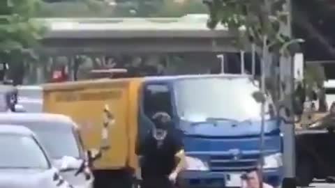 Hilarious street fight captured on camera.
