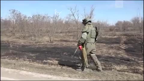 Russian sappers are clearing Ukrainian minefields in the Kherson