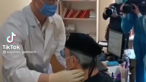 Ex oficial del ejército ruso recibe la vacuna...