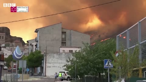 Spain wildfires force thousands out of their homes