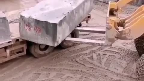 skills and experience makes perfection, watch how nicely the driver is doing his job