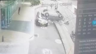 Video: Un carro cayó de un tercer piso sobre otro vehículo y una moto