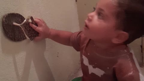 Meu bebê brincando de matar inchu