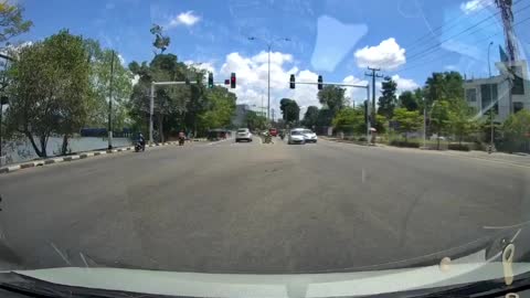 crazy bike rider get stuck both cars