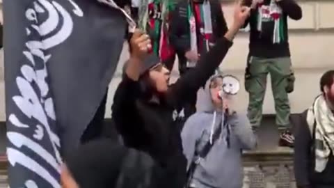 Demonstrant mit Dschihad-Fahne ruft in London zum Tod aller Ungläubigen auf