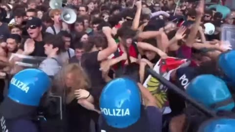 Rome police clobbering Pro-Palestinian protestors