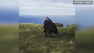 Jon Snow tenta imitar um dragão nos bastidores de Game of Thrones