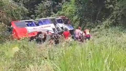 Grave accidente de bus en la vía Ibagué - Bogotá deja dos muertos y 14 personas heridas