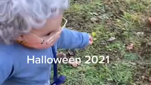 Little girl cosplaying as a grandmother to ask for candy on Halloween 2021