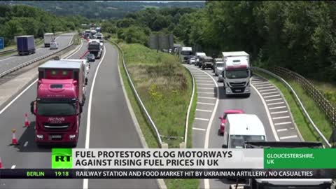 FUEL PROTESTORS CLOG MOTORWAYS IN UK