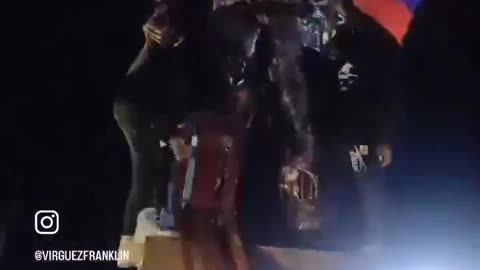 In Valencia, Young People Tear Down Statue of the Tyrant Hugo Chávez