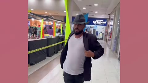 HUMOR - Michael Jackson Brasileiro fazendo Moonwalker no Shopping