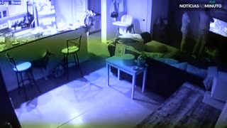 Assustador fantasma registrado por câmera de residência