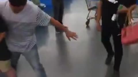 FIGHT IN THE SUPERMARKET QUEUE: WOMEN CLAW