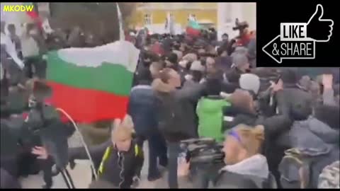 Demonstranten probeerden het parlement van Bulgarije in Sofia te bestormen. (12-1-2022)