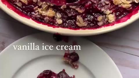 How to make easy berry cake crumbles