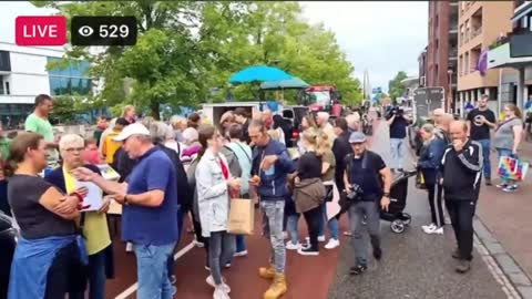 Dutch Farmers Hand Out Food to Supporting Citizens in the Face of Trying Times