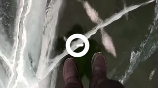 Homem se arrisca para filmar caminhada em lago congelado