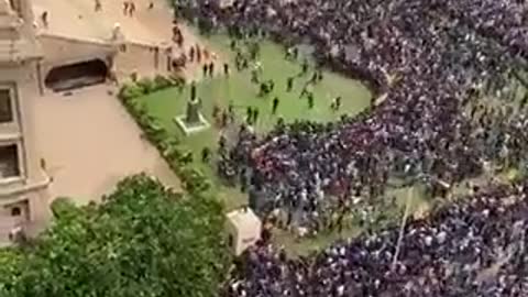 Milhares invadem residência do presidente do Sri Lanka em meio a caos econômico. O Presidente fugiu.