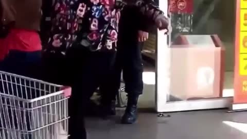 Crazy chilean karen kicks tge shopping cart, gets hits back