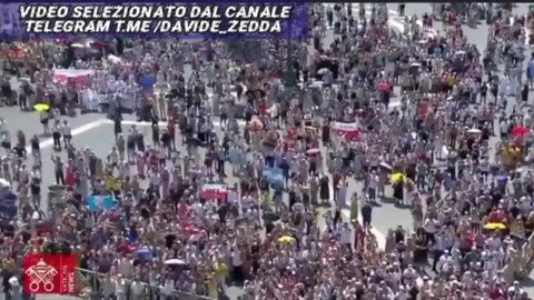 Sono immagini del 14 luglio durante l’angelus. Da notare la poca gente presente