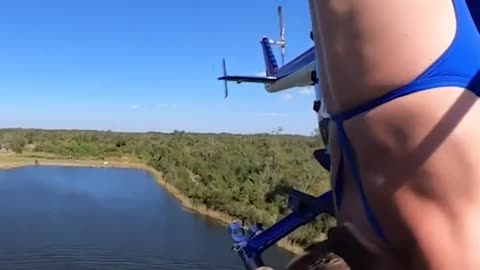 cchē taruṇīrā Young women risk their lives by jumping from helicopters