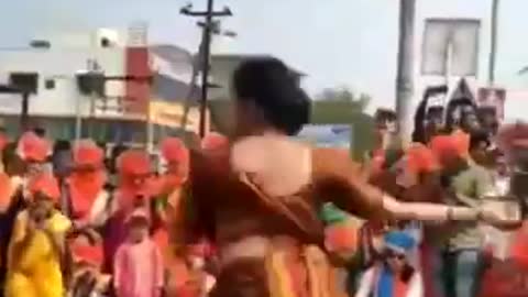 Amazing dance performance by Indian Woman !!