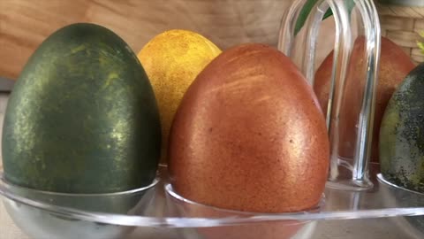 How to paint decorative Easter eggs with natural colors
