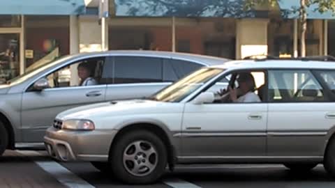 Flute-playing driver rocks out at traffic light