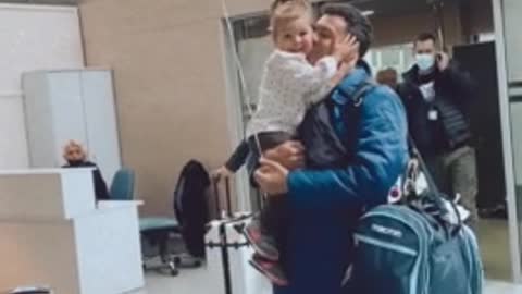 Daddy & daughter have emotional reunion at the airport