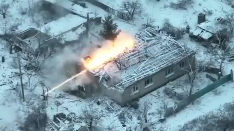Ukrainian Bradley Lights Up Russians in a House with Incendiary Rounds