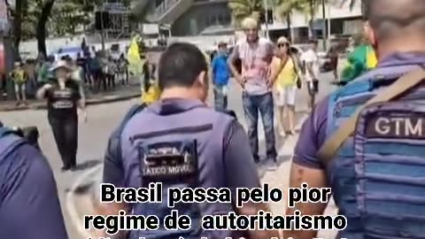 Guarda nunicipal do Rio de Janeiro toma bandeiras do Brasil de manifestantes.