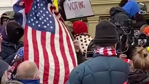 Trump Supporters Stopping Antifa from breaking windows