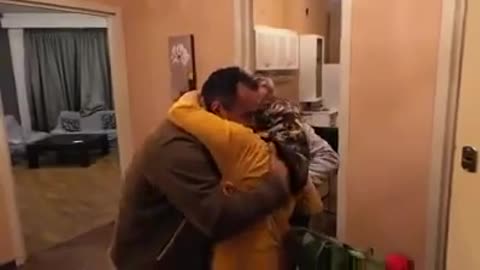 Man makes a surprise to his parents after 18 years without seeing them