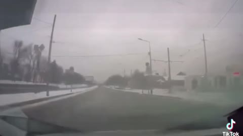 Driver maneuvers through Russian shelling