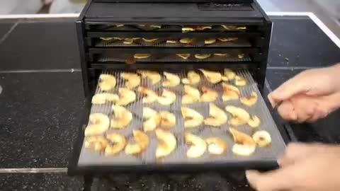 Learn how to make dehydrated apples for long-term food storage