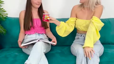 FUNNY TIKTOK PRANK🤣 -- A GIRL PRANKED HER FRIEND WITH BALLOON TRICK #shorts