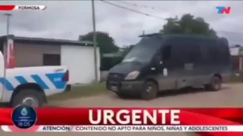 Dictadura sanitaria yendo con 15 carros para arrestar a un supuesto caso COVID