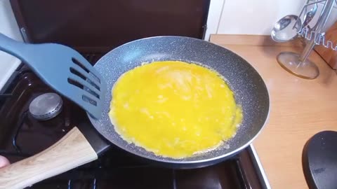 Omlet z szynką i serem żółtym, idealne na śniadanie.